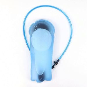 MUESTRA GRATUITA: Bolsa de agua portátil de 3L con sistema de presión BSCI, para ducha, de marca Well, personalizable, con capota de repuesto. - Product Image 2