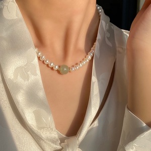 Collar de Perlas de Agua Dulce con Jade Verde Natural de Hotan, Chapado en Oro de 14K, Estilo Lujoso y Elegante - Product Image 4