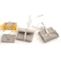 Pochette cadeau grise personnalisée avec logo en relief pour bracelets, boucles d'oreilles, bijoux, avec coussinet pour collier
