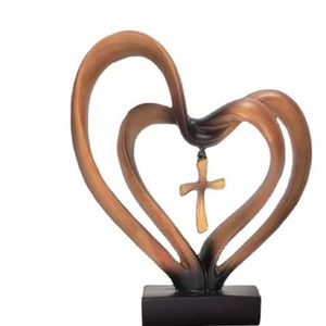 Adorno de resina en forma de corazón con colgante de cruz, decoración artística para el hogar y el escritorio, regalo artesanal para amigos y compañeros de clase - Product Image 5
