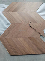 Laca UV Acabado Nogal americano sin terminar Chevron Herringbone Pisos de madera Piso de madera maciza Baldosas de madera