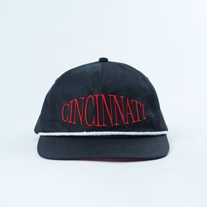Casquettes Snapback non structurées à 5 panneaux, 100% polyester noir, logo brodé personnalisé, visière plate - Product Image 1