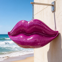 Sculpture murale en fibre de verre personnalisée de lèvres en pop art, grande sculpture murale de lèvres rouges pour la décoration d'hôtels, de centres commerciaux et de salons de beauté