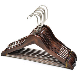 Op maat gemaakte luxe bruine houten kledinghangers voor hotels, speciaal ontworpen voor winkels, voor een elegante kledingopslag. - Product Image 2