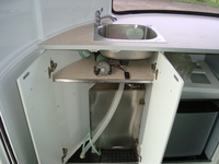 Erweiterbarer Luxus-Pferdeanhänger mit Wassertank, leichtem Design, Vollgummireifen, 4-6 Sitzen, 2000 kg Tragkraft für Touristen