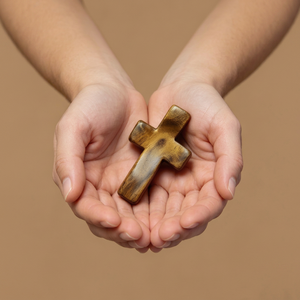 Cruz de Madera Tallada a Mano, Cruz Cristiana Rústica de Madera para Llevar en el Bolsillo, Artículo Devocional - Product Image 1