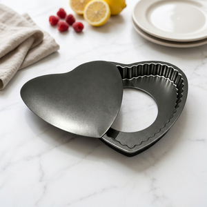 Moule à tarte en forme de cœur de 22 cm, fond amovible avec revêtement antiadhésif pour la cuisson de tartes, de quiches et de pizzas - Product Image 3