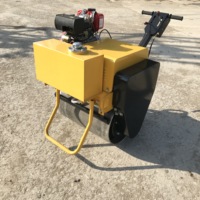 Mini rouleau compresseur flexible pour le compactage dans les espaces restreints