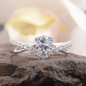 Anello a doppio strato a triangolo per donna, elegante gioiello da dito per matrimonio e uso quotidiano - Product Image 1