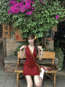 Vestido Rojo sin Mangas con Cuello en V y Lazo, Mini Vestido con Volantes en el Bajo, Elegante y Femenino - Product Image 4