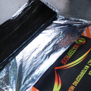 Membrane d'étanchéité de toiture en feuille d'aluminium auto-adhésive bitumineuse Membrane imperméable bitumineuse auto-adhésive efficace - Product Image 1