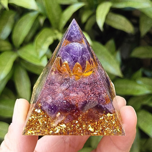 Pyramide en cristal d'améthyste avec lotus flottant en résine époxy, décoration artisanale pour la maison, ornement de bureau - Product Image 1