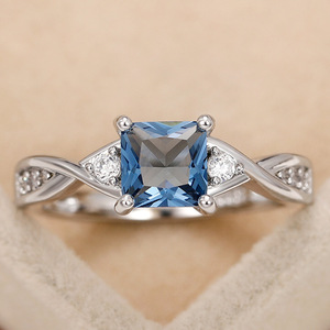 Elegante Anello di Fidanzamento Classico Quadrato in Ottone con Pietra Blu per Donne, Design Scintillante con Incastonature, Gioiello Regalo - Product Image 1