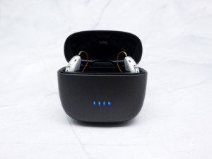 เครื่องช่วยฟังแบบชาร์จได้ พร้อมระบบฆ่าเชื้อด้วยรังสียูวี รองรับการสตรีมผ่านบลูทูธ เป็นมิตรต่อสิ่งแวดล้อม ควบคุมผ่านแอป - Product Image 2