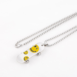 Collier pendentif skateboard en acier inoxydable avec motif visage souriant pour hommes et femmes, bijoux tendance - Product Image 1