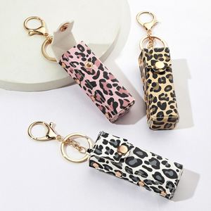 Llavero de piel sintética con estampado de leopardo y remaches metálicos, mini bolsa para bálsamo labial, colgante para mujer - Product Image 1