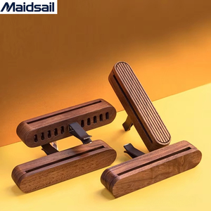 น้ำหอมปรับอากาศในรถยนต์แบบหนีบช่องแอร์ ดีไซน์หรูหรา ผลิตจากไม้เนื้อแข็งและโลหะ พร้อมระบบระเหยกลิ่นธรรมชาติ กลิ่นหอมติดทนนาน รับทำโลโก้ตามสั่ง - Product Image 1