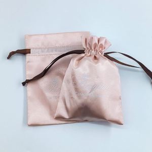 Bolsas de satén al por mayor para pelucas, bolsas de satén con cordón y logotipo personalizado para embalaje de joyas - Product Image 1