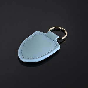 Venta al por mayor Llavero de coche de metal de cuero genuino con forma de escudo - Product Image 3