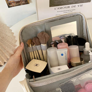 Trousse de Maquillage Portable sur Pied pour Voyage avec Miroir Intégré, Grande Capacité, Organisateur Doté de Compartiments et d'une Poche en Filet - Product Image 4