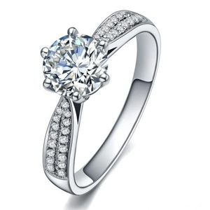 Bague de fiançailles classique en or blanc 18 carats plaqué rhodium avec diamant solitaire de 1 carat certifié IGI - Product Image 1
