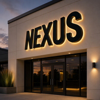 Enseigne murale personnalisée NEXUS 3D en lettres noires avec halo LED doré rétroéclairé