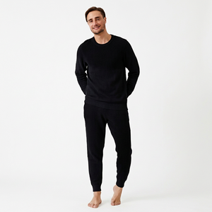 Ensemble de pyjama en molleton 100 % polyester tricoté à manches longues pour homme, noir uni, confortable, décontracté, pour l'automne, lavable en machine - Product Image 1
