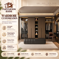Armoire murale sur mesure en panneaux marron tabac avec banc capitonné à cannelures et colonne verticale pour vestiaires de villas de luxe