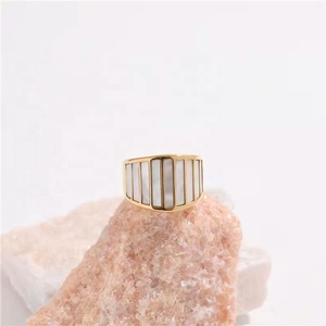 เครื่องประดับสั่งทำระดับไฮเอนด์ แหวนวงใหญ่เคลือบทอง 18K PVD ดีไซน์เปลือกหอย วัสดุสแตนเลสสำหรับผู้หญิง ไม่หมองคล้ำ - Product Image 2