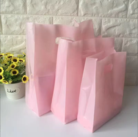 Sac de courses refermable en plastique PE tendance avec poignée découpée épaisse, option logo personnalisé, pour supermarché et emballage cadeau