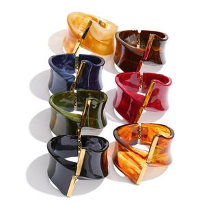 XY 2329 Geringe Mindestbestellmenge Schickes, Breites Armband aus Acrylharz in Gedrehtem Design, 18 Karat Vergoldeter Edelstahl-Armreif für Festlichen Schmuck - Product Image 1