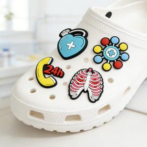 Breloques de <span class=keywords><strong>chaussures</strong></span> pour personnel médical (médecins, infirmières, personnel hospitalier), badges d'infirmières, décorations de <span class=keywords><strong>chaussures</strong></span>, breloques pour sabots d'ambulance - Cadeau promotionnel et souvenir - Product Image 2