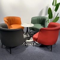 Fauteuil d'appoint plissé 8032 en similicuir avec pieds en métal, confortable et élégant pour salon