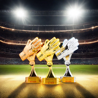 Trophée sportif personnalisé en polyrésine avec gants dorés de gardien de but de football artificiel