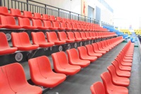 Siège de stade robuste et ergonomique à dossier haut en plastique résistant pour les matchs de football en plein air