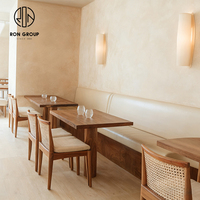 Ensemble table et chaises minimalistes en bois naturel et cuir blanc pour salon de thé, café, restaurant, et mobilier de banquette pour hôtel