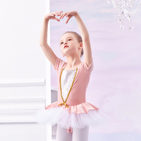Charmante robe de ballet à manches courtes et entrejambe ouverte jupe en tulle à empiècement en velours. Idéal pour la pratique et la performance