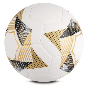 Ballon de football noir haut de gamme avec des rayures de match directement fournies par les fabricants pour les matchs de football