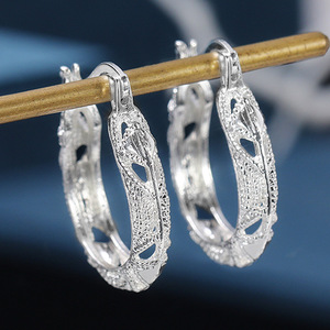 Orecchini Traforati in Filigrana per Donne, Accessori di Moda Minimalisti ed Eleganti per Uso Quotidiano - Product Image 3