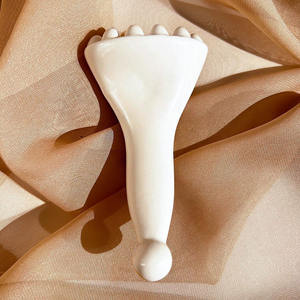 Masseur Gua Sha en céramique avec physiothérapie infrarouge pour une utilisation sur tout le corps et le visage - Product Image 4