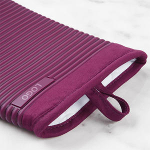 Ensemble <span class=keywords><strong>de</strong></span> gants <span class=keywords><strong>de</strong></span> four en silicone souple nervuré avec logo personnalisé Style pointillé <span class=keywords><strong>pour</strong></span> grill micro-ondes BBQ dans les cuisines 2 comptes Milkshake - Product Image 3