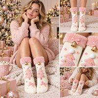 Chaussettes de Noël roses personnalisées en tricot torsadé, à suspendre au foyer, avec bordure en fausse fourrure, nœud et clochette