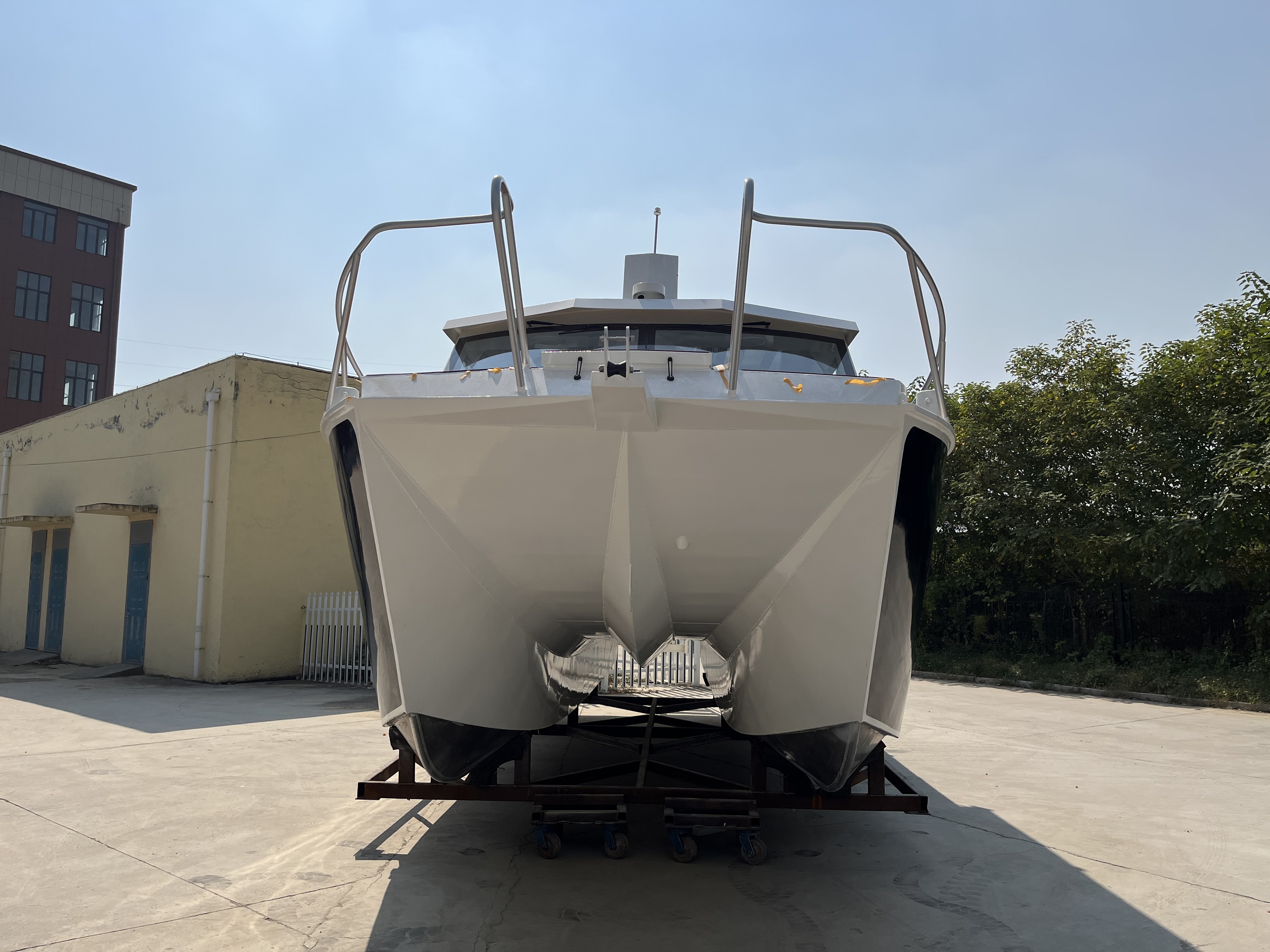 鳳舟 クレーン船「天沨10」による1,681トンのモノパイル設置