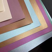 Papier nacré de qualité supérieure 100 % pâte de bois avec finition brillante pour emballages de luxe personnalisés, boîtes cadeaux, étiquettes suspendues, brochures et impression
