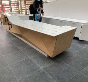 Bàn tiếp tân tùy chỉnh với đá kết thúc và bàn tiếp tân cổ bằng đá cẩm thạch trắng cong - Product Image 4