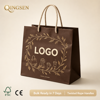 Sacs shopping personnalisés en papier kraft OEM avec logo imprimé motif couronne artistique et poignées torsadées durables pour boutique de mode