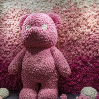 Mur de fleurs artificielles en forme de grand ours avec roses roses pour la plantation printanière, décoration de mariage