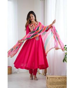 Ensembles Kurta en pur coton Khadi au design élégant avec broderie miroir robes indiennes traditionnelles pour femmes tenues de fête et de tous les jours - Product Image 1