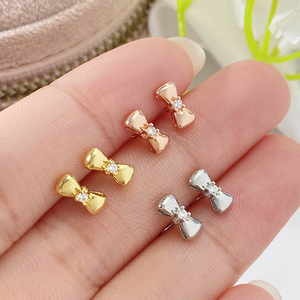 Boucles d'oreilles clous tendance en forme de nœud, plaquées or 18 carats avec zircone cubique, vente en gros pour femmes, Thaïlande - Product Image 1
