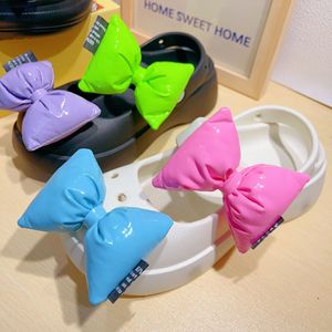 Modevolle glanzende leren strik schoenbedels, DIY zoete & stoere schoenversieringen, universele pasvorm - Product Image 5